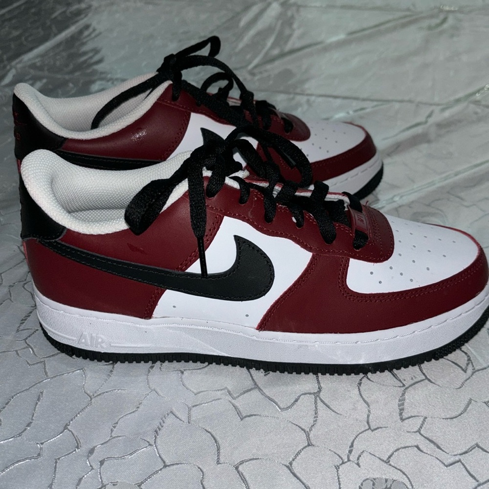 Brand New no box Nike boys burgundy white and black dunks size 7.